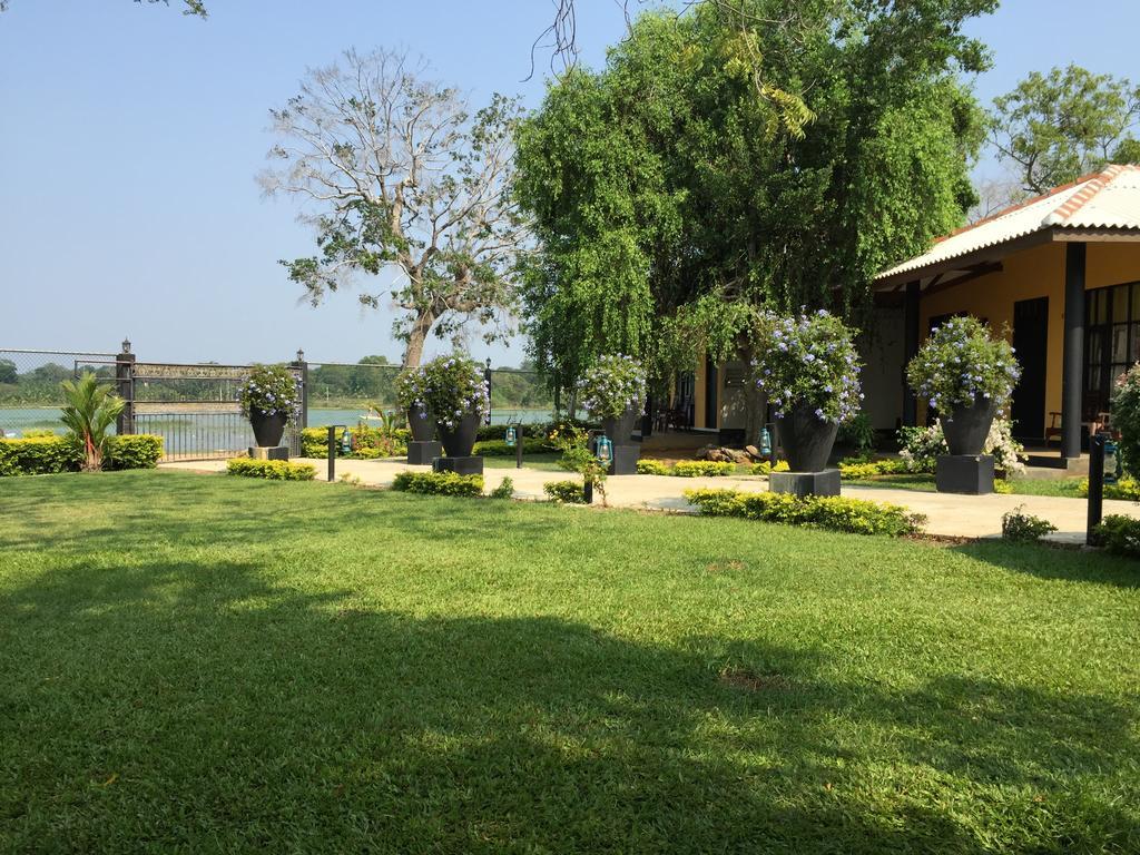 Flower Garden Lake Resort Tissamaharama Exterior foto
