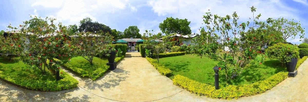 Flower Garden Lake Resort Tissamaharama Exterior foto
