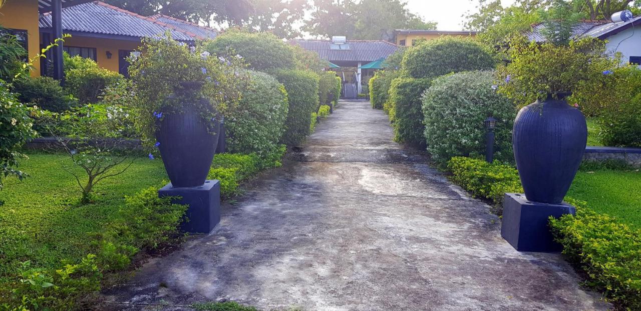 Flower Garden Lake Resort Tissamaharama Exterior foto